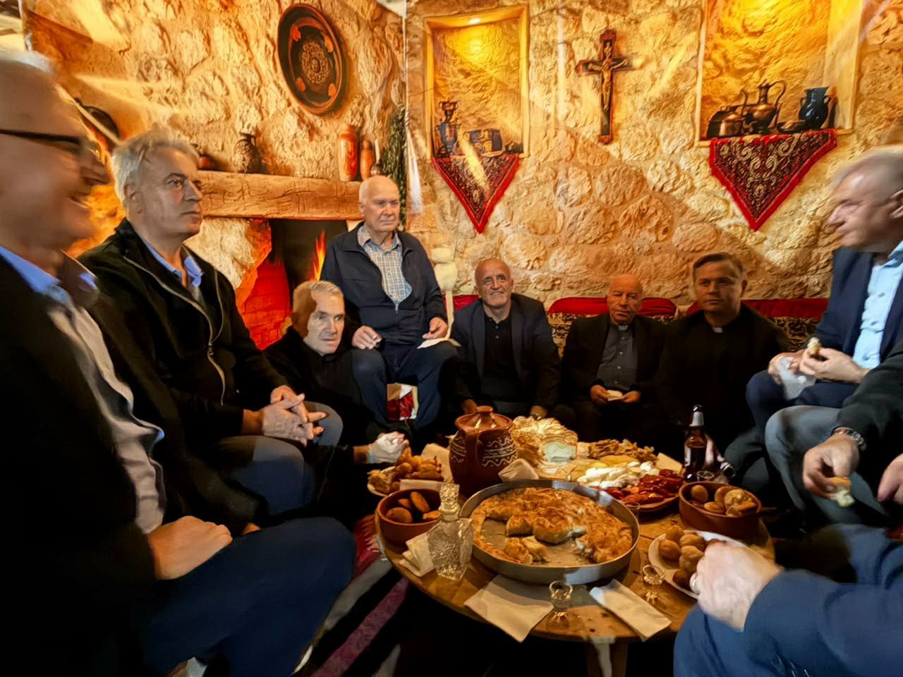 Bisedë rreth sofrës tradicionale pranë vatrës