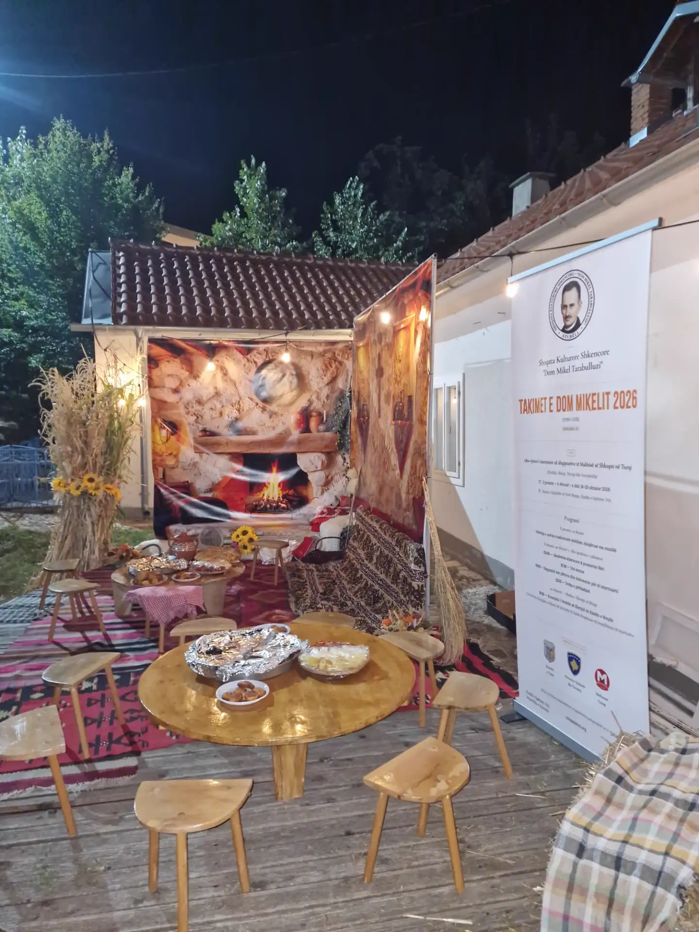 Skena e sofrës tradicionale dhe banderola e Takimeve