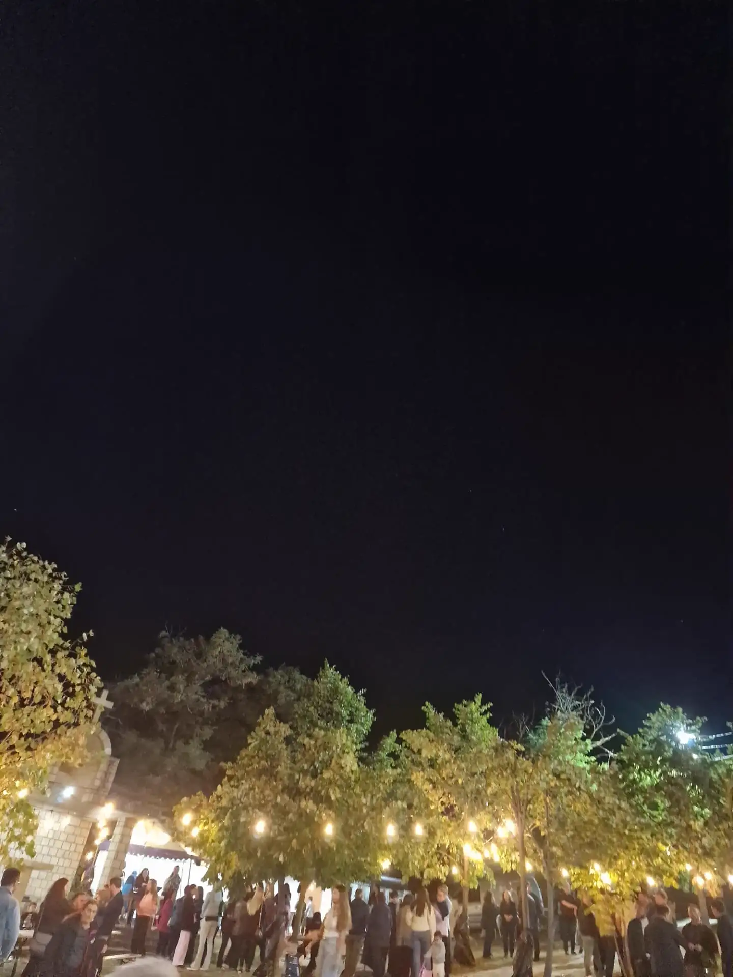 Atmosfera e mbrëmjes në oborr